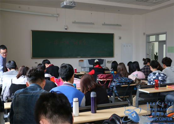 同学们认真听讲 计算机院 刘鑫 摄