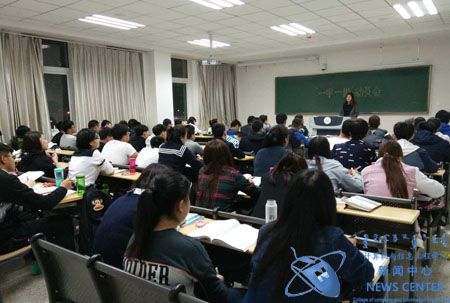 辅导员讲话 计算机学院 王浩东 摄