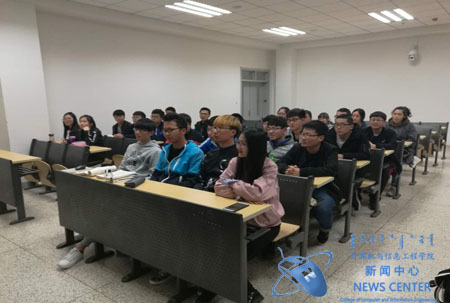 同学们认真的聆听 计算机学院 马平川 摄