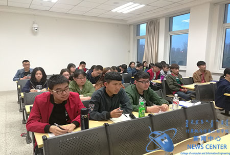 同学们认真听讲 计算机学院 冯涛 摄