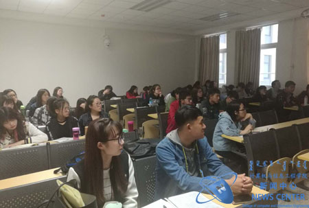 同学们听讲 计算机学院 冯涛 摄