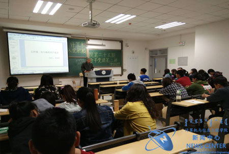 同学们认真听讲 计算机学院 王浩东 摄