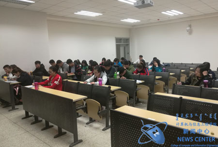 积极分子认真听讲 计算机学院 冯涛 摄