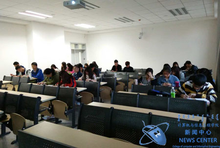 同学们认真观影 计算机学院 王浩东 摄