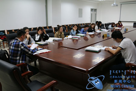 同学们认真听讲 计算机学院 祁铭星 摄