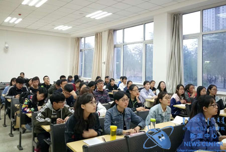 同学们认真听讲 计算机学院 王雪银 摄