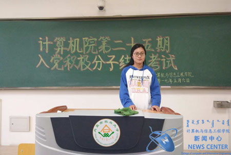 监考人员监考 计算机学院 王浩东 摄