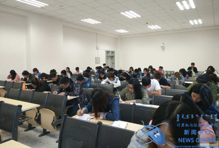 同学们认真考试 计算机学院 王浩东 摄