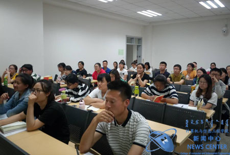 同学们认真听讲 计算机学院 王浩东 摄