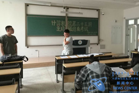 监考员监督考试 计算机学院 冯涛 摄
