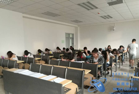 考试现场 计算机学院 冯涛 摄