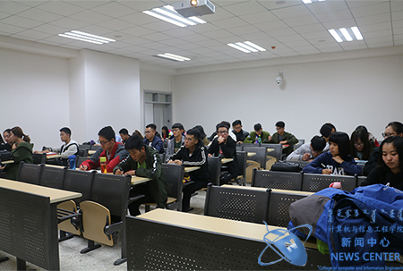积极分子认真听讲 计算机学院 赵鹏 摄