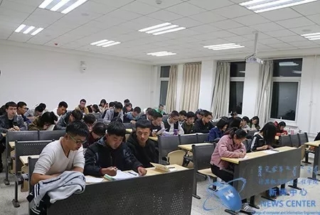 同学们认真听讲 计算机学院 赵鹏 摄