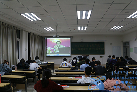 同学们认真观看讲座 计算机学院 王荐力 摄