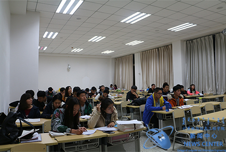 同学们认真阅读 计算机学院 王佳琦 摄