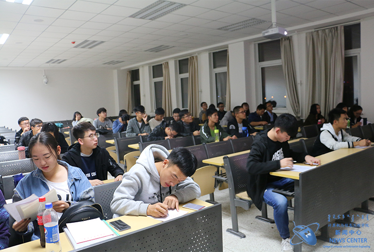 同学们积极听讲 计算机学院 秦路奇 摄