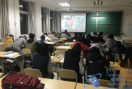 同学们观看影片 计算机学院 吕晓煊 摄