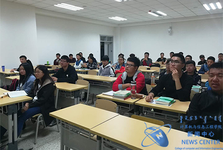 同学们认真观影 计算机学院 吕晓煊 摄