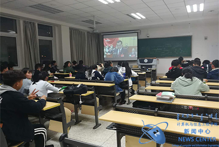 同学们认真观影 计算机学院 吕晓煊 摄