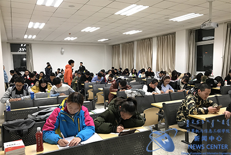 同学们认真答题 计算机学院 赵鹏 摄