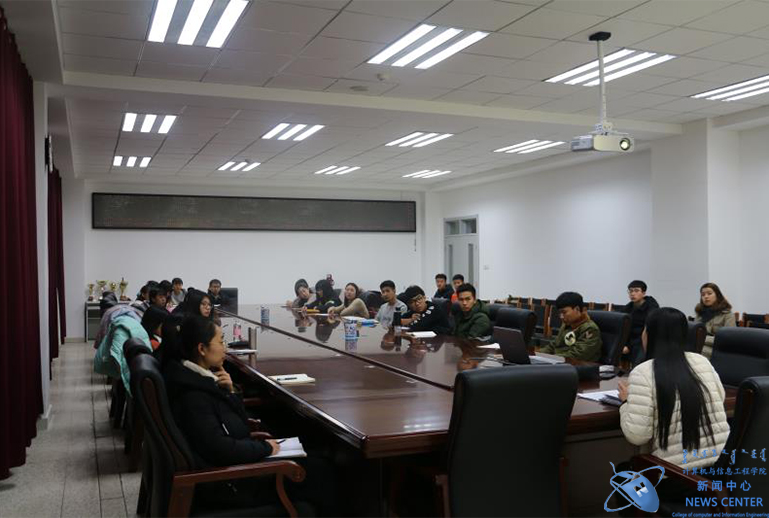 同学们认真听讲 计算机学院 王佳琦 摄