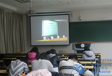 同学们认真观看报告 计算机学院 王晓 摄