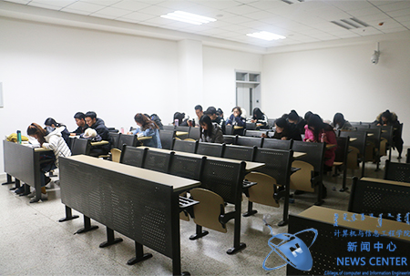 同学们认真做笔记 计算机学院 王晓 摄