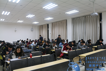 王永军老师监考 计算机学院 王晓 摄