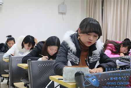 同学认真答题 计算机学院 王晓 摄