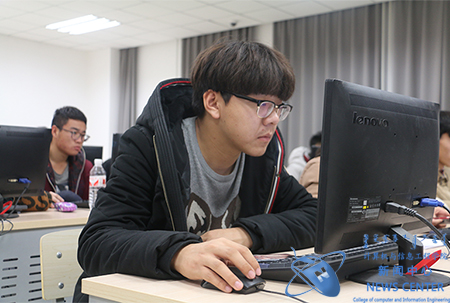 同学认真答题 计算机学院 吕晓煊 摄