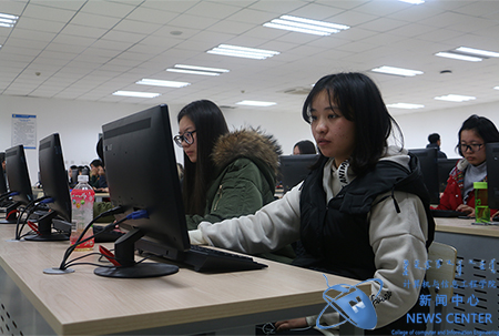 同学认真答题 计算机学院 吕晓煊 摄