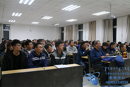 同学们认真听讲 计算机学院 王朴 摄
