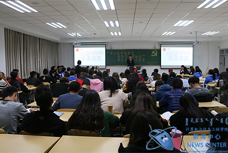 同学上台回答问题 计算机学院 王晓 摄