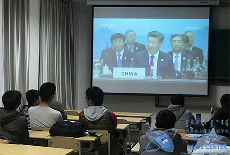 同学们认真观影 计算机学院 吕晓煊 摄