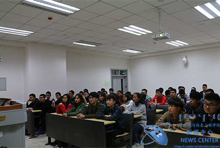 同学们认真听讲 计算机学院 崔鑫瑶 摄