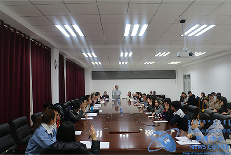 同学积极举手发言 计算机学院 王荐力 摄